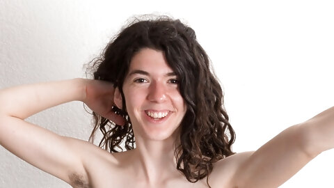 Playful American Silki Smith strips to her...